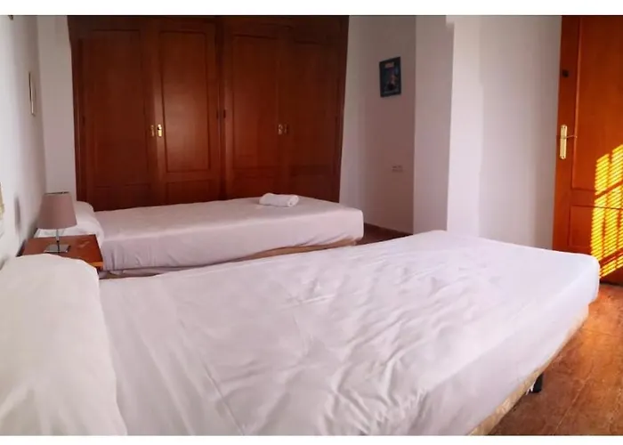 5 Bed Family With Pool Дом отдыха *