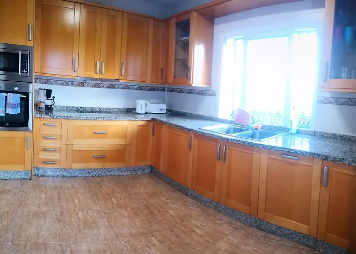 5 Bed Family With Pool Vakantiehuis