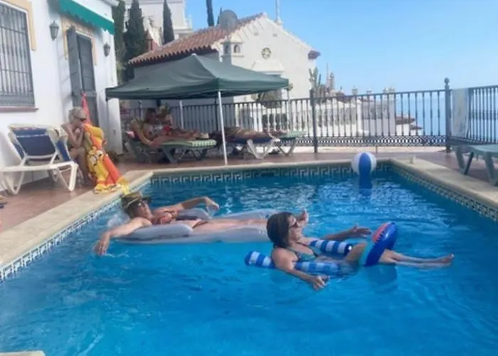 5 Bed Family With Pool